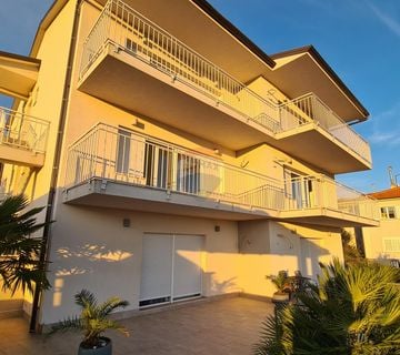Viškovo, Saršoni - prizemlje, 2S+DB stan 82 m2 s bazenom na korištenje - cover
