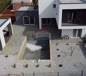 Moderna vila s bazenom u Kašteliru - cover