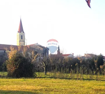 Istra,Brtonigla-Parcela pravilnog oblika u centru - cover