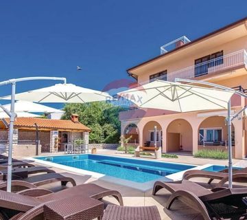 Novi Vinodolski, stan s bazenom i pogledom na more, 120m2 - cover