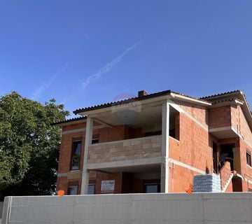 Istra, Pula; kuća sa tri stana u predgrađu - cover
