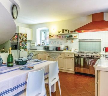 KOSTRENA, imanje s dvije kuće i bazenom - cover