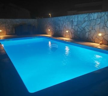 MATULJI-NOVOGRADNJA, stan sa bazenom, jacuzzijem, saunom  i okućnicom - cover