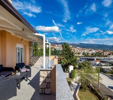 Novi Vinodolski, etaža kuće s dva stana 150 m od mora - cover