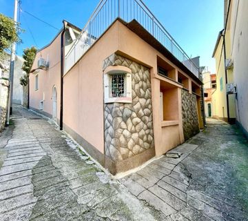 Crikvenica, Selce - kuća sa dva odvojena stana 70 m od mora - cover