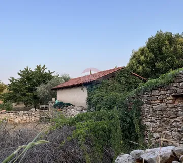 Istra,Vodnjan,teren sa uctranim starim objektom - cover