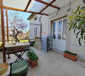 OTOK KRK,MALINSKA apartman sa vrtom na 70 metara do mora i plaže - cover