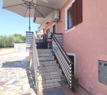 Istra,Umag,kuća sa tri stana i dvorištem! - cover