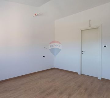 Istra, okolica Svetvinčenta, vila s bazenom i okućnicom - cover