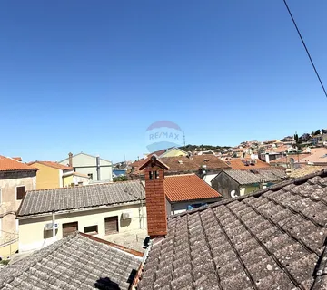 Mali Lošinj, dvije kuće drugi red do mora - cover