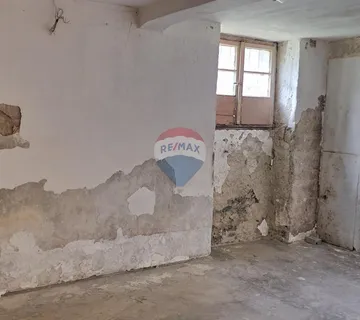 Zagreb, Maksimir, suterenski stan za potpunu renovaciju 14,16m2 - cover