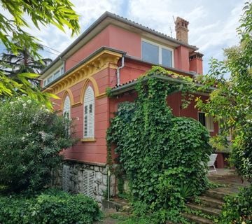Rovinj - autohtona austrougarska villa 250 m2 u centru grada - cover