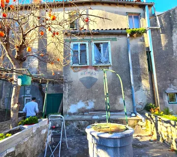 Rovinj, kuća sa vrtom i cisternom, mirna ulica, za renovaciju - cover