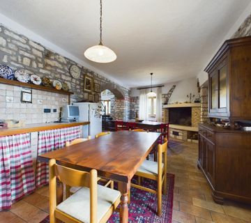 Istra, Vodnjan, kameno-zidana kuća s dvorištem - cover