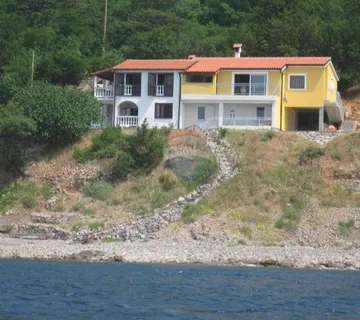 Senj, Sv. Juraj - Kuća sa 4 apartmana 1.red do mora - cover