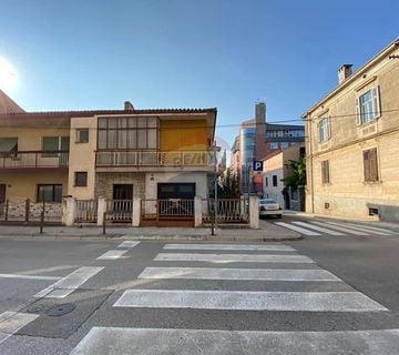 Pula, Centar, Kuća s 2 stana, strogi centar grada 160m2 + 50m2 okućnice - cover