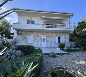 Grad Krk - Samostojeća kuća u centru grada Krka s tri odvojena stana - cover