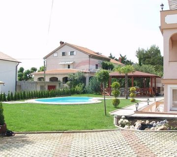 RAB-kuća sa 8 apartmana - cover