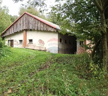 Vrbovsko, zemljište od 10.000 m2 s gospodarskim zgradama - cover