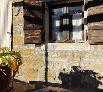 Motovun okolica, autohtona kuća s pogledom na Motovun - cover