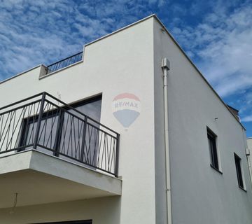 Poreč: Moderan stan 1. kat + krovna terasa 90m2 - cover