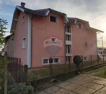 Zagreb, Sesvete - Kuća od 360 m2,  dva stana + dva poslovna prostora, veliki parking - cover
