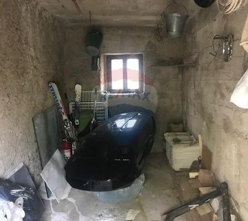 Otok Krk, Dobrinj, autohtona samostojeća kuća, 150 m2, s pogledom na more - cover