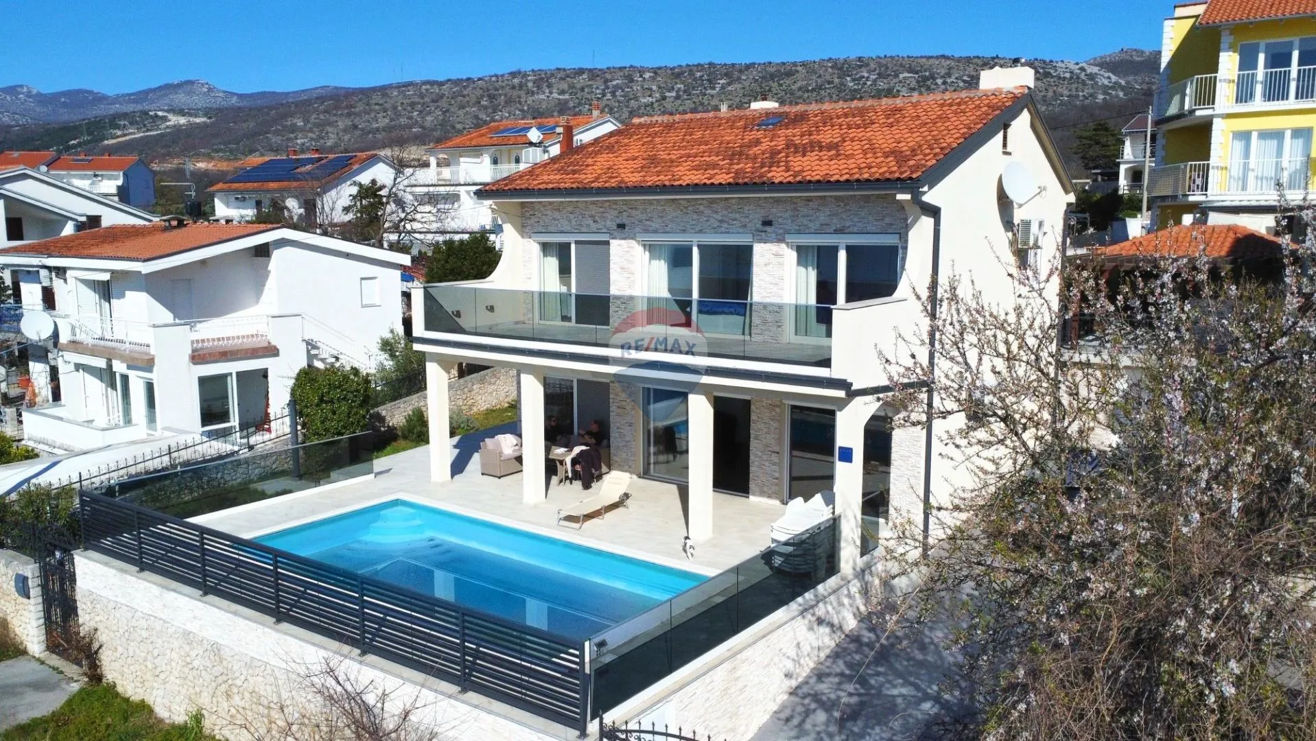 Novi Vinodolski- vila sa bazenom i pogledom na more - cover