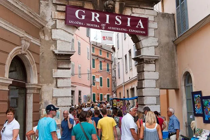 Rovinj,kuća sa 2 stana i poslovnim prostorom u Grisii - cover