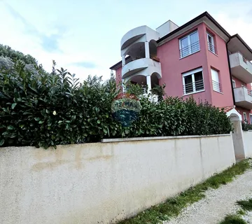 Medulin, Premantura | Dvije kuće s 5 apartmana, 9 parkirnih mjesta i pogled na more  - cover