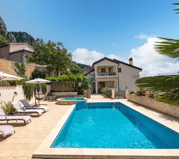 Bribir- kuća sa 3 stana i bazenom - cover