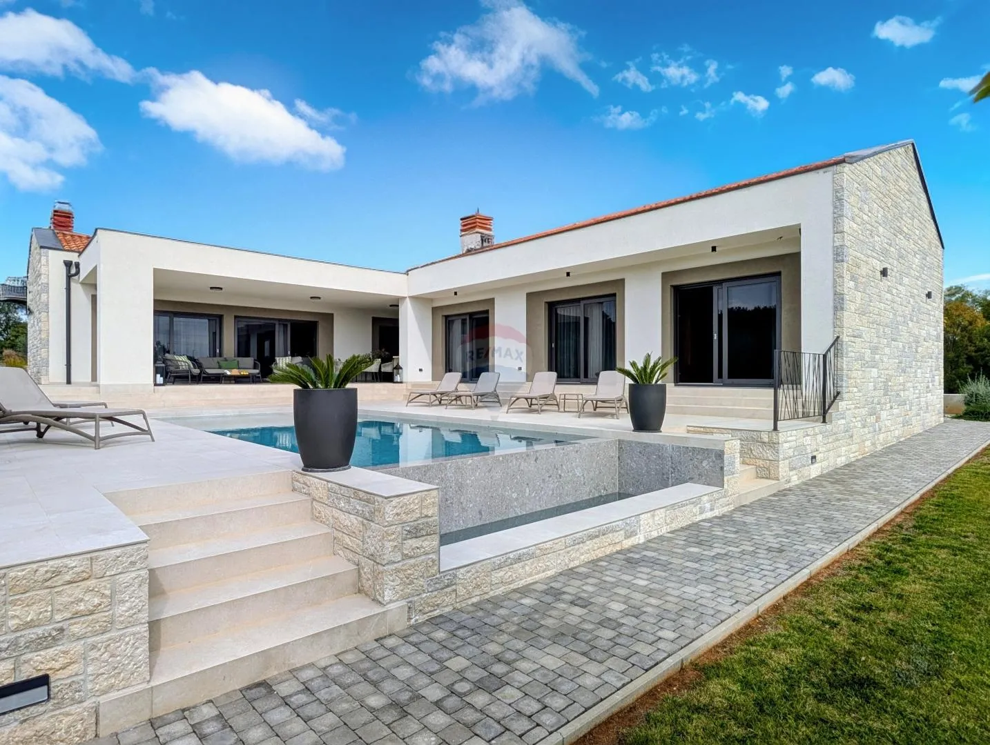 Rovinj, okolica - nova kuća 291 m2 s preljevnim bazenom na okućnici od 1180m2  - cover