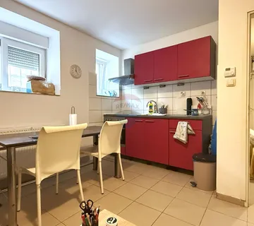 Zagreb, Donji Grad, Trosobni stan u centru grada - cover