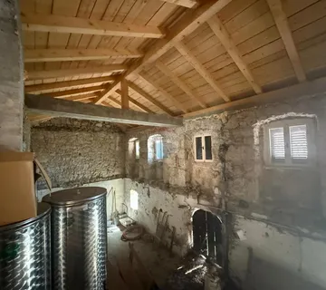 Viškovo - kamena kuća za renovaciju, 200 m2 - cover