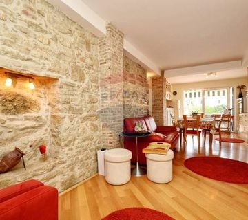 Poreč, kuća u centru s dva stana p.prostorom i dvorištem - cover