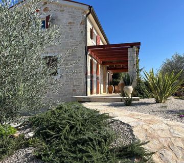 Poreč, okolica, lijepa autohtona vila s pogledom na more - cover