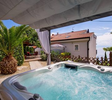 OPATIJA- luksuzan penthouse, sa terasom 80 m2, okućnicom 180 m2, parkingom, 150 m od mora - cover