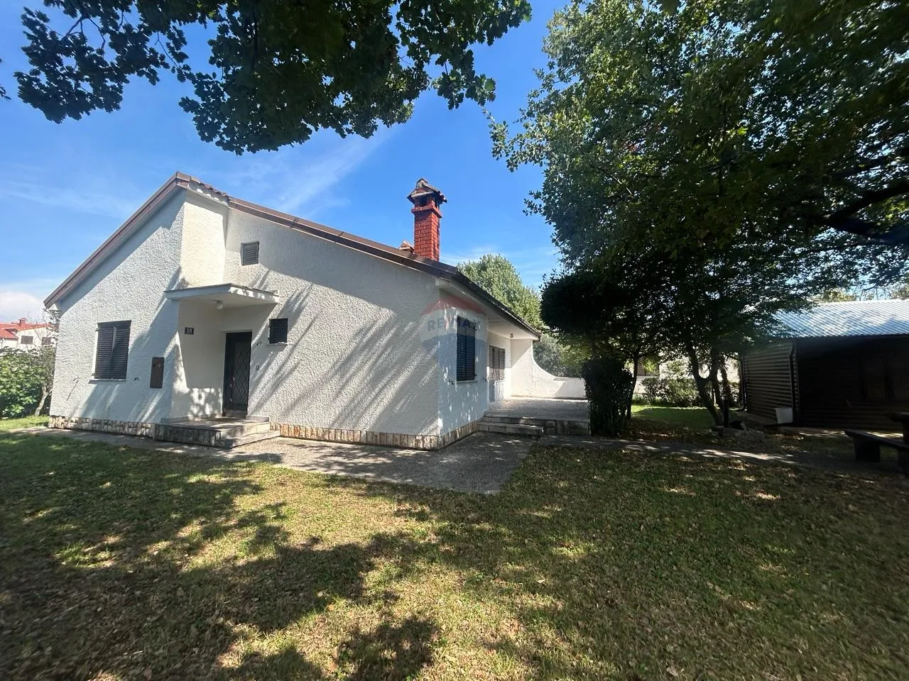 Poreč, samostojeća kuća sa objektom i velikim zemljištem 500 metara od mora - cover