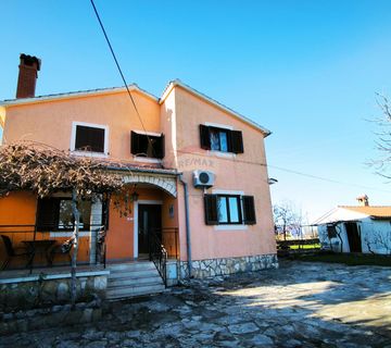 Istra, Rovinjsko selo - kuća sa tri stana i velikom okućnicom  - cover