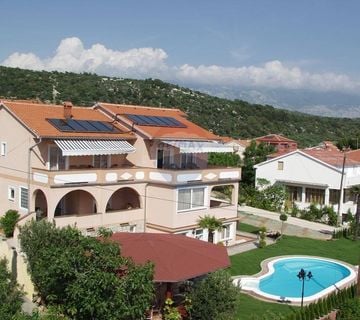RAB-kuća sa 8 apartmana - cover