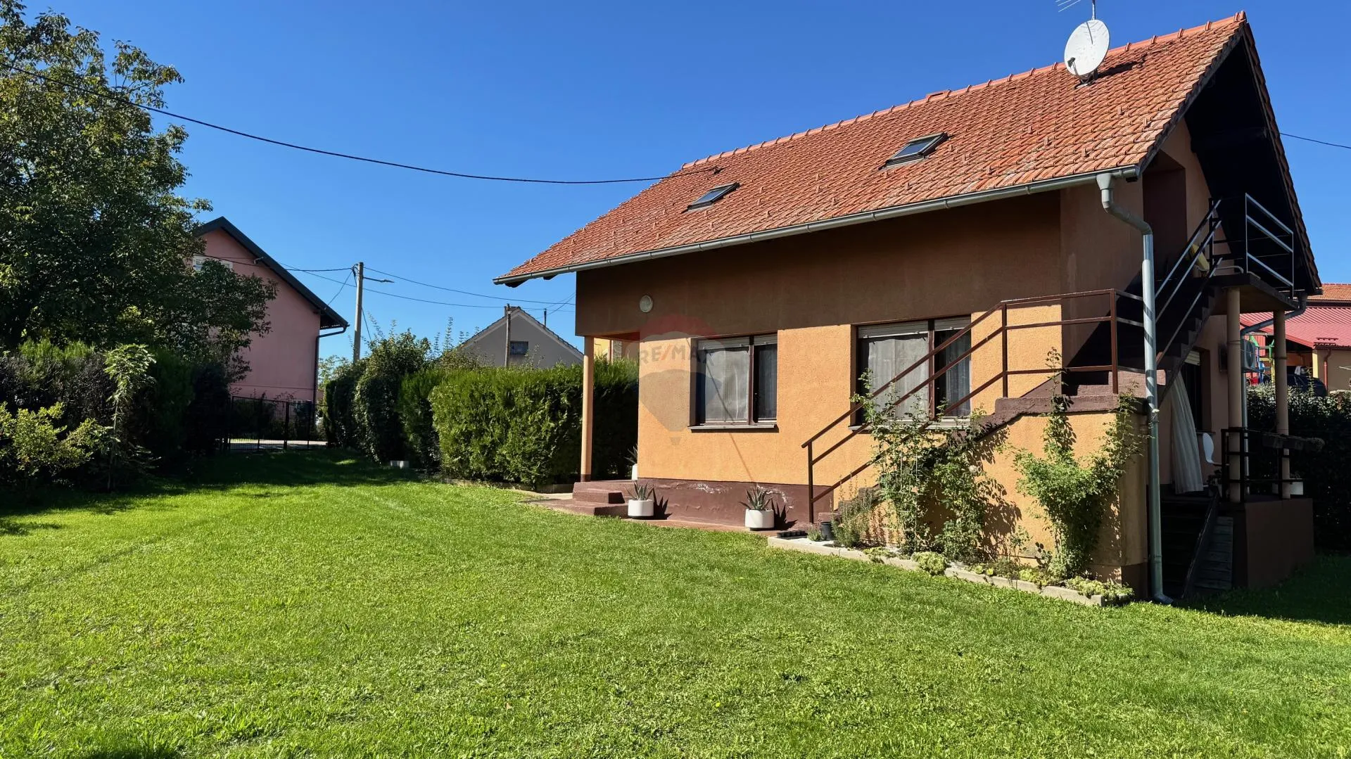 Zlatar, Martinščina - trosobna obiteljska kuća s pomoćnim objektom, okružena zelenilom i potpunom privatnošću - cover