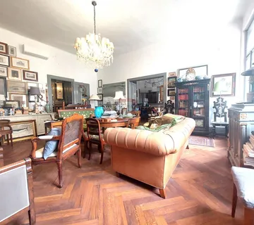 Zagreb, Donji Grad - građanski stan na drugom katu - cover