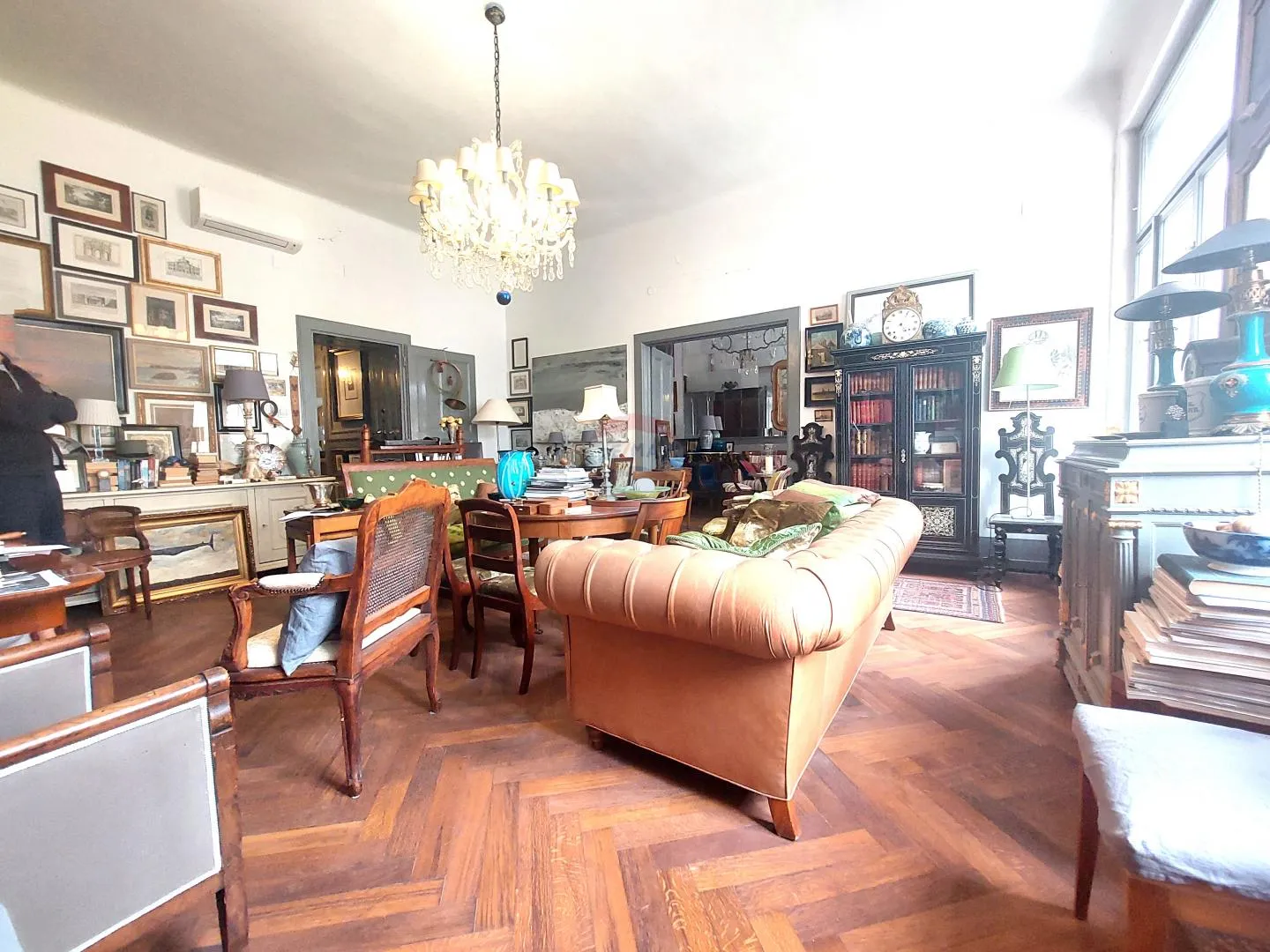 Zagreb, Donji Grad - građanski stan na drugom katu - cover