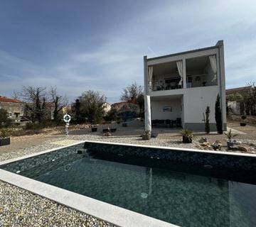 Otok Krk, okolica Malinske - samostojeća kuća sa bazenom - cover