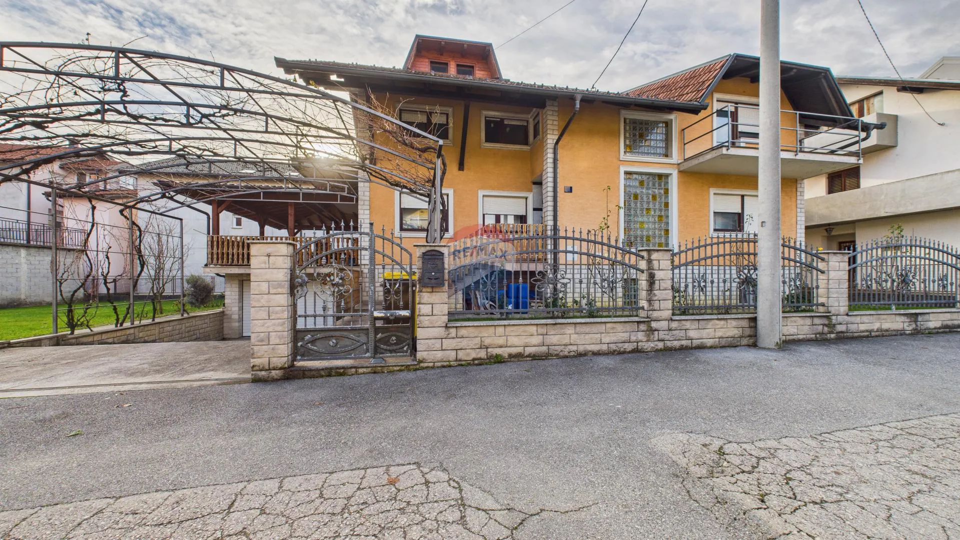 Zagreb, Trnava - prekrasna samostojeća kuća 200 m2  - cover