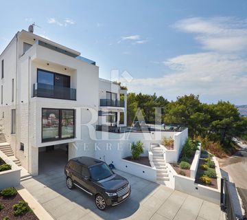 Eksluzivna villa sa bazenom,370 m2,S+P+2,garaža,pogled na more - cover