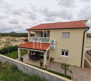 Samostojeća kuća P+1 252m2 sa okućnicom 528m2 - cover