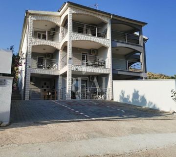 Vila sa 6 apartmana, stambena površina 298m2, POGLED NA MORE, Grebaštica  - cover