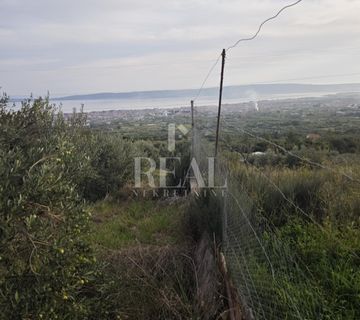 Prava prilika, poljoprivredno zemljište sa legaliziranim objektom, Kaštel Stari!!! - cover