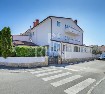 Fažana, TOP LOKACIJA kuća sa 5 stanova i dvije zasebne sobe, 300m do plaže za kupanje,POGLED NA MORE - cover